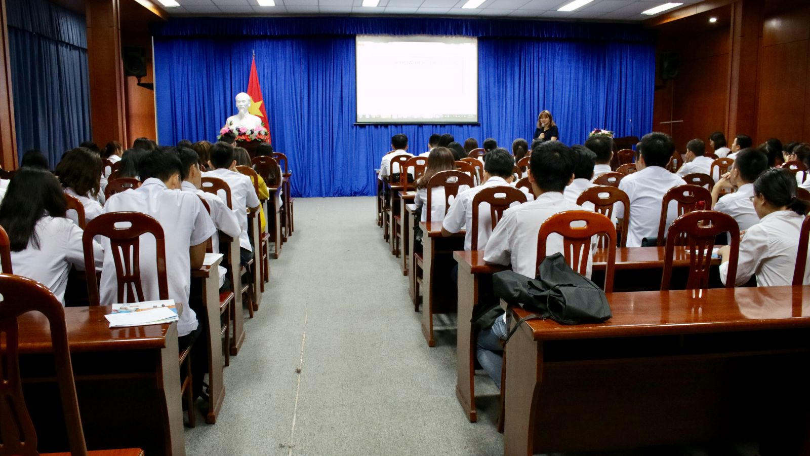 Cô Nhâm đang trao đổi  cùng các bạn sinh viên